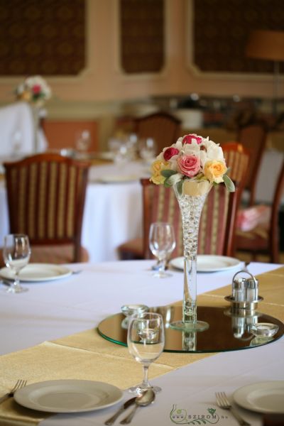 Magas vázás asztaldísz hortenziával, Podmaniczky Kastély (barack, rózsaszín, fehér), esküvő