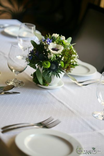 Asztaldísz bögrében, mohával, Mezzo Music Restaurant Budapest, (anemone, muscari, krizi, jácint, kék, fehér), esküvő (id: 8534) Asztaldísz bögrében, mohával, Mezzo Music Restaurant Budapest, (anemone, muscari, krizi, jácint, kék, fehér), esküvő