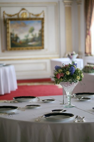 Közepes koktélpohár asztaldísz Gundel Budapest (rózsaszín, lila, jácint, angol rózsa), esküvő