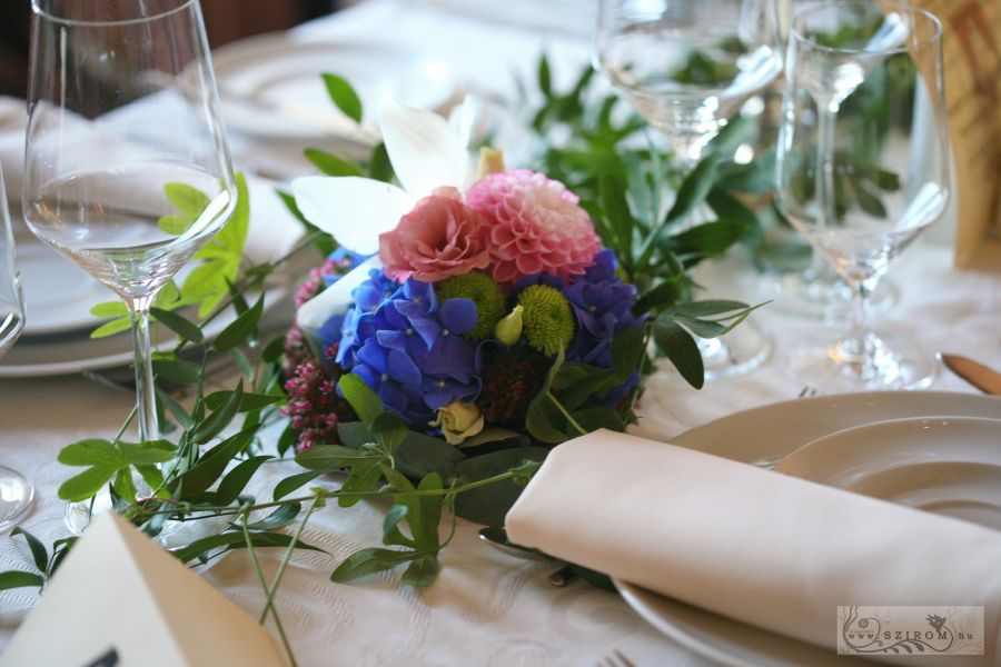 Tekergő golgotás asztaldísz 1m, Halászbástya étterem Budapest (kék, lila, dália, hortenzia), esküvő
