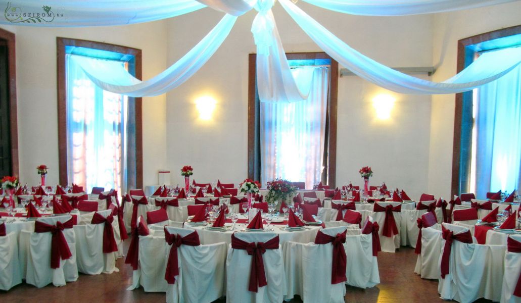 Vörös liliomos asztaldísz Savoyai kastély, esküvő