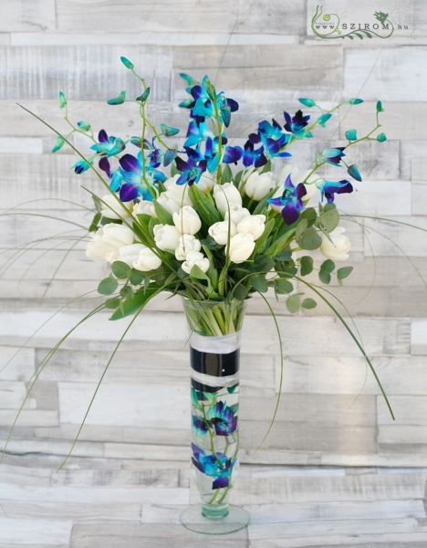 Magas váza tulipánnal, kék orchideával, esküvő