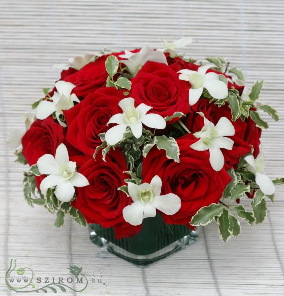 Asztaldísz rózsával, dendrobiummal (vörös, fehér), esküvő