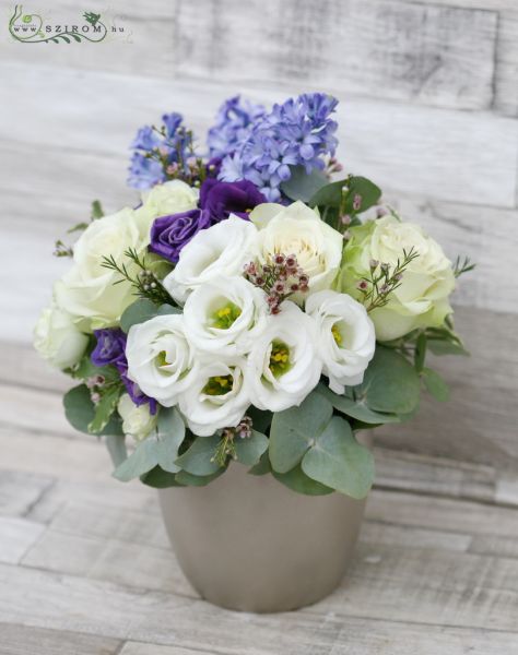 Lila - fehér asztaldísz (jácint, liziantusz, rózsa), esküvő