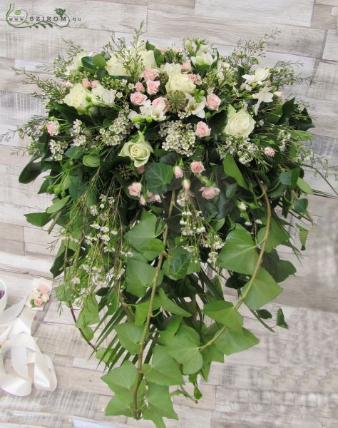Főasztaldísz bokros rózsából, futóborostyánnal (rózsa, bokros rózsa, frézia, wax, rózsaszín, fehér), esküvő