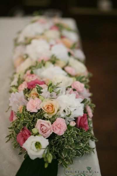 Főasztaldísz pasztell virágokkal, Károly Kert Étterem (Liziantusz, rózsa, szegfű, hortenzia, fehér, barack, rózsaszín), esküvő