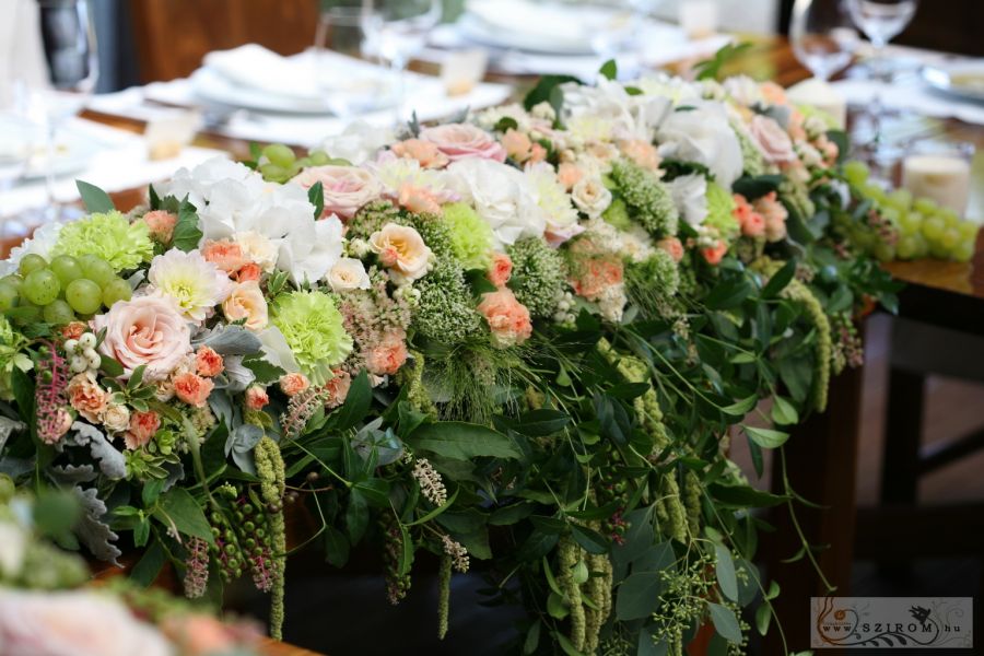 Főasztaldísz borászatban, Haraszthy Vallejo Pincészet (rózsa, hortenzia, szegfű, vadvirágok, szőlő, barack, fehér, zöld), esküvő