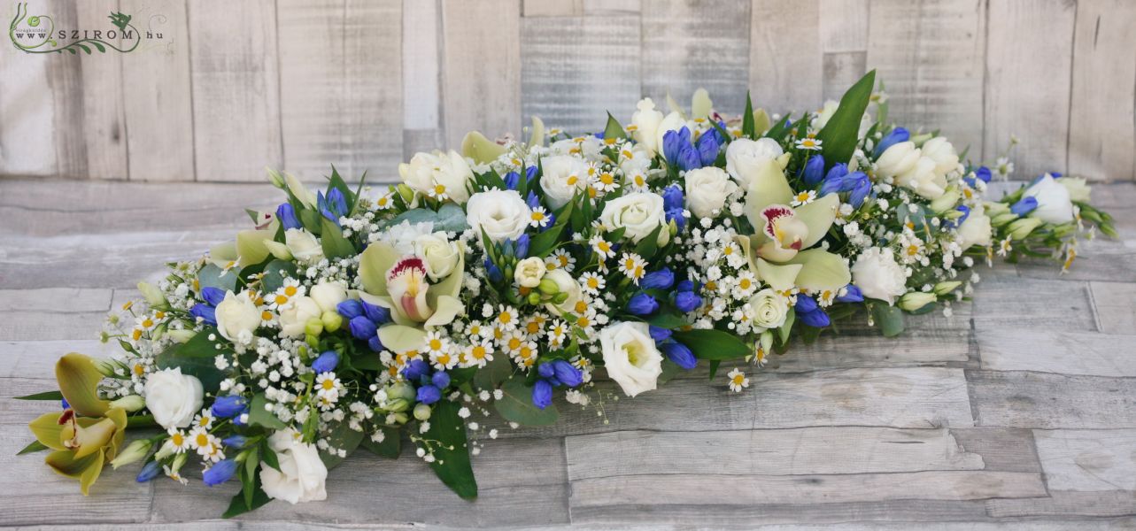 Főasztaldísz kamillával (orchidea, kamilla, encián, liziantusz, rezgő, vadvirágok, kék, fehér), esküvő
