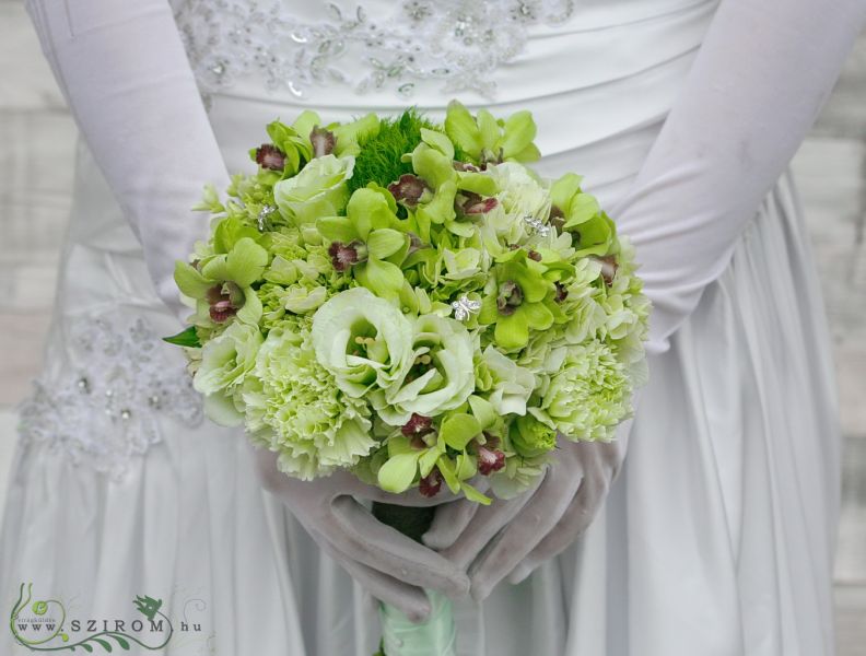 Menyasszonyi csokor zöld virágokkal, dendrobiummal (Orchidea, szegfű, liziantusz, hortenzia,) 