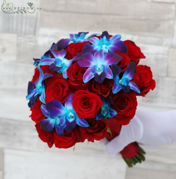 Menyasszonyi csokor vörös rózsával, kék dendrobiummal