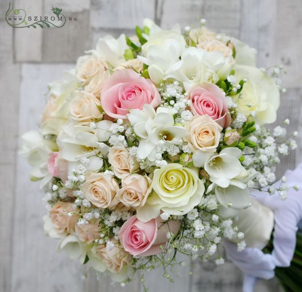 Menyasszonyi csokor rózsából, fréziából,  rezgővel (fehér, krém, rózsaszín)