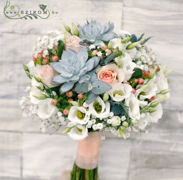 Menyasszonyi csokor barack rózsával, liziantusszal, kövirózsával( rezgő, hypericum,fehér, rózsaszín)