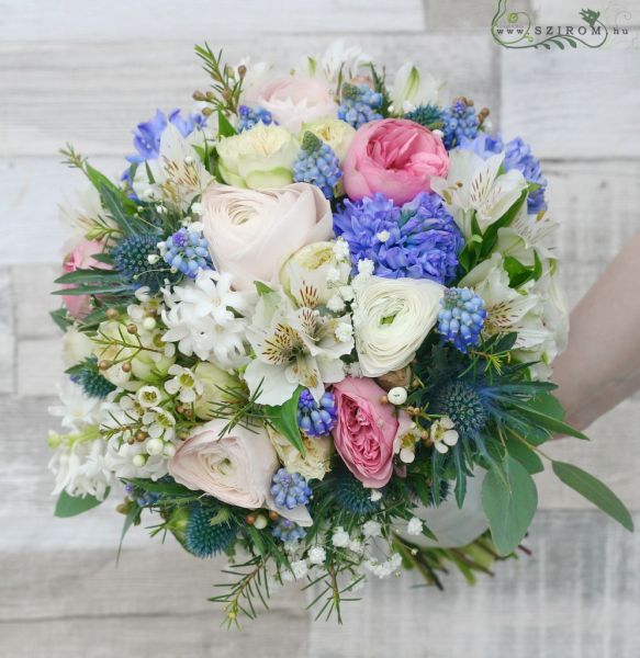 Menyasszonyi csokor jácinttal, muscarival, boglárkával (eryngium, alstromelia,kék, rózsaszín, fehér)