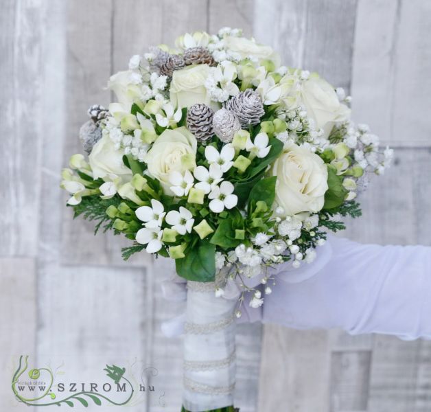 Menyasszonyi csokor téli esküvőhöz (rózsa, bouvardia, toboz, rezgő, fehér)