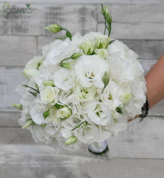 Menyasszonyi csokor fehér liziantusszal és bokros rózsával