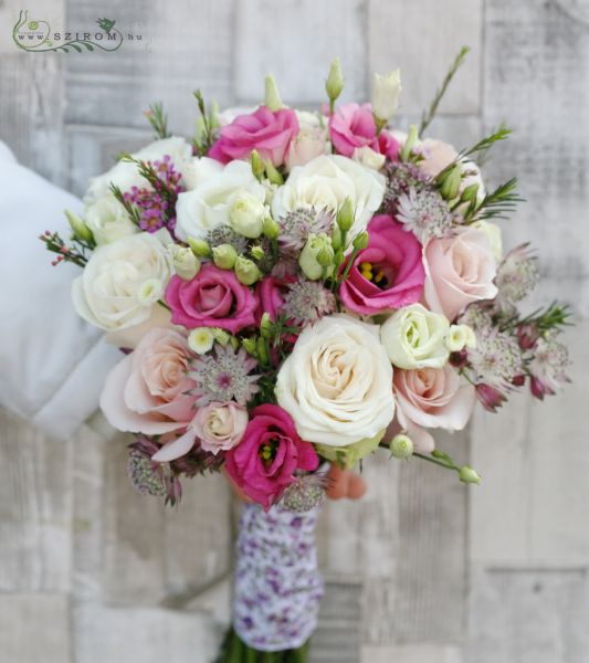 Menyasszonyi csokor lila csillagvirággal, rózsaszín liziantusszal, fehér rózsával