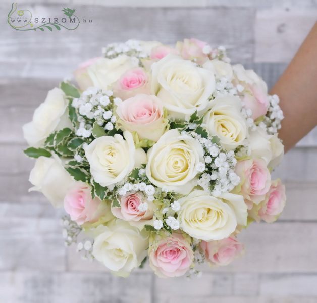 Menyasszonyi csokor rózsaszín és fehér rózsával, rezgővel, zöldekkel