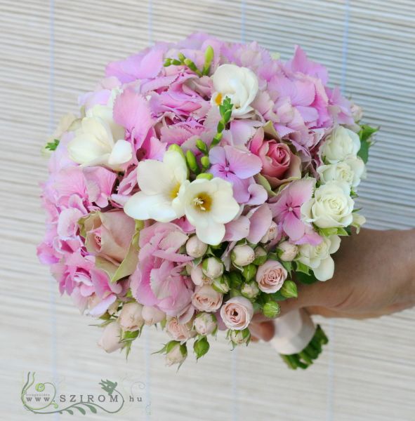Menyasszonyi csokor rózsaszín hortenziával, rózsával, fréziával (fehér, rózsaszín)