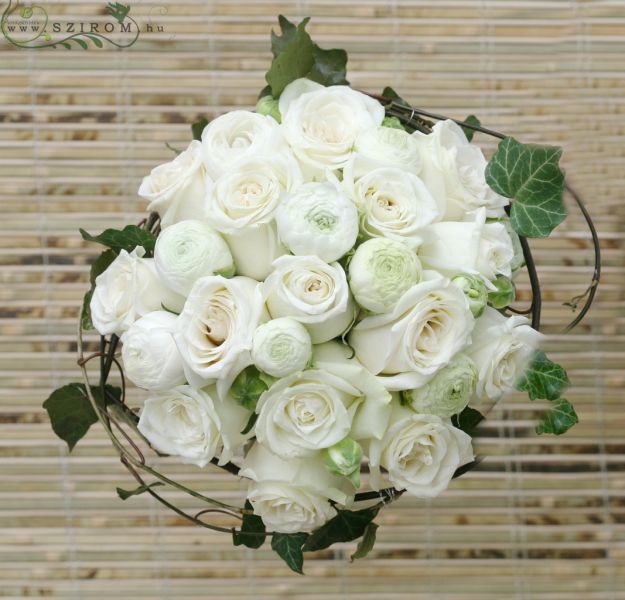 Menyasszonyi csokor boglárkával, rózsával, futóborostyánnal (fehér)