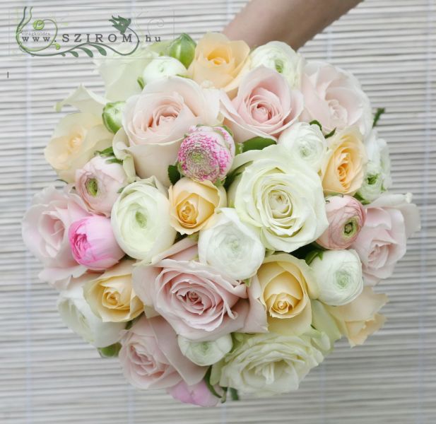 Menyasszonyi csokor pasztell rózsából, boglárkával (barack, fehér, rózsaszín)