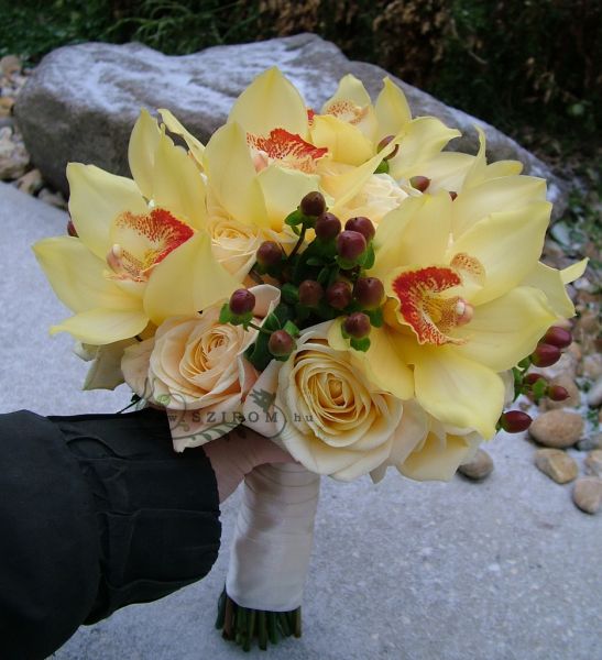 Menyasszonyi csokor sárga orchideával, krém rózsával (hypericum, barack)