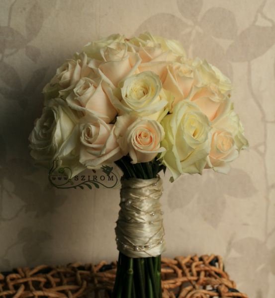 Menyasszonyi csokor krém és fehér rózsával