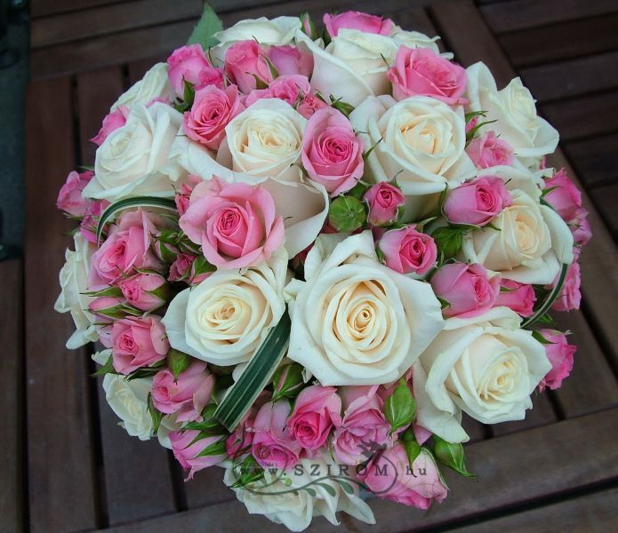 Menyasszonyi csokor rózsából, bokros rózsából (fehér, rózsaszín