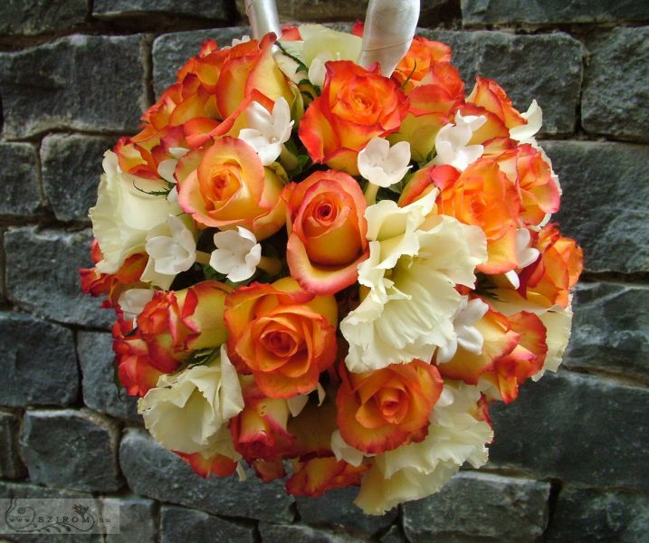 Menyasszonyi csokor csuklón lógó gömb (liziantusz, rózsa, fehér, narancs)