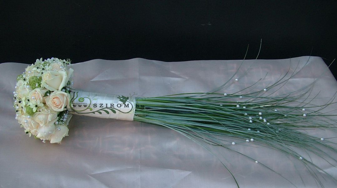 Menyasszonyi csokor ornithogalummal, rózsával, macifű farokkal (krém)