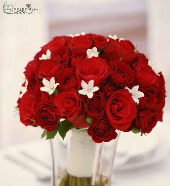 Menyasszonyi csokor vörös rózsából, bokros rózsából, stephanotissal