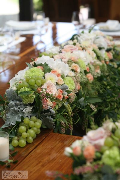 Haraszthy Vallejo Etyek borászat, virág dekoráció, szőlővel, dugóval (fehér, barack, hortenzia, dália, rózsa, szegfű), esküvő