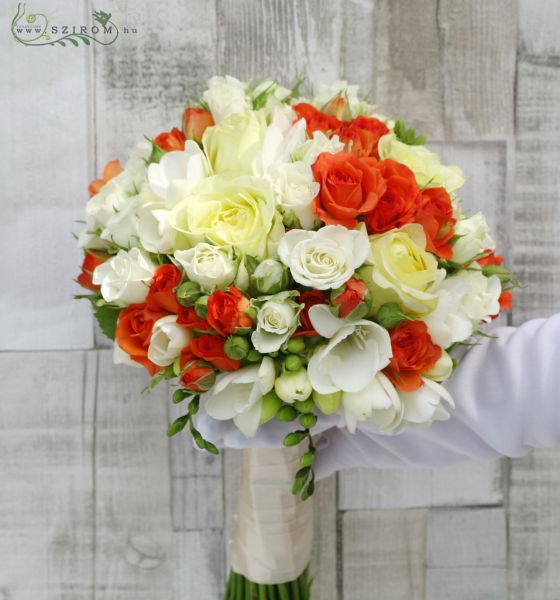 Menyasszonyi csokor (frézia, rózsa, bokros rózsa, fehér, narancs, krém)