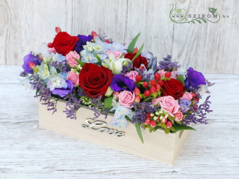 Asztaldísz fadobozban (rózsa, szarkaláb, bokros rózsa, hypericum bogyó, kék, vörös), esküvő