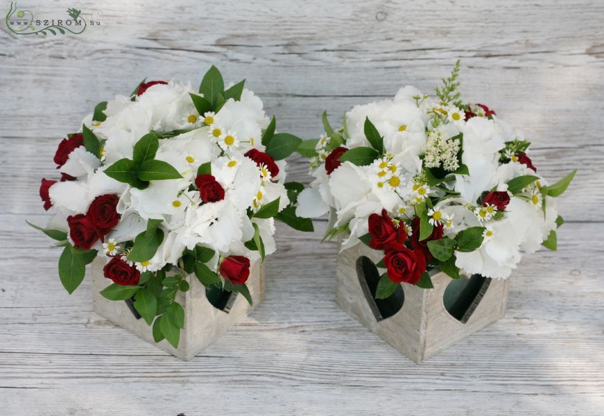 Asztaldísz fadobozban 1 db (hortenzia, bokros rózsa, kamilla, fehér, bordó), esküvő