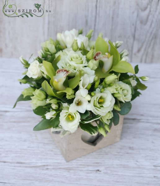 Asztaldísz szívecskés fa dobozkában (liziantusz, frézia, orhidea, fehér, zöld), esküvő