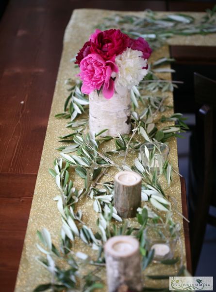 Asztaldísz fatuskóban pünkösdi rózsákkal és olajággal (rózsaszín, bordó, fehér) Semmi Extra, Buda, esküvő