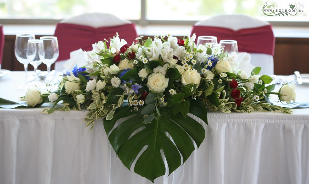 Főasztaldísz (rózsa, bokros rózsa, szarkaláb, inkaliliom, fehér, piros, kék) Marriott Hotel, Budapest, esküvő
