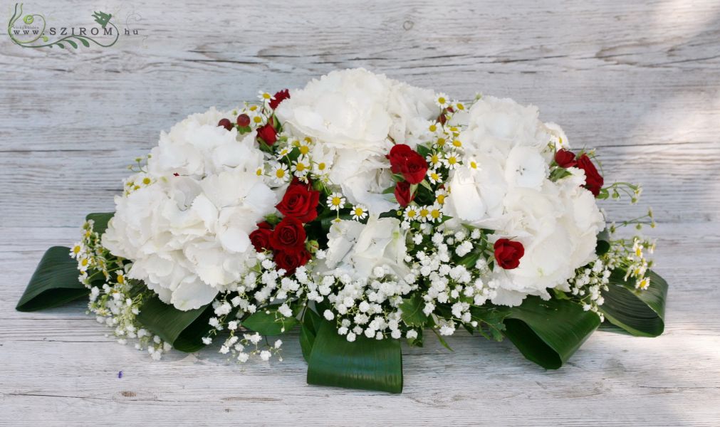 Főasztaldísz (hortenzia, bokros rózsa, kamilla, fehér, vörös), esküvő