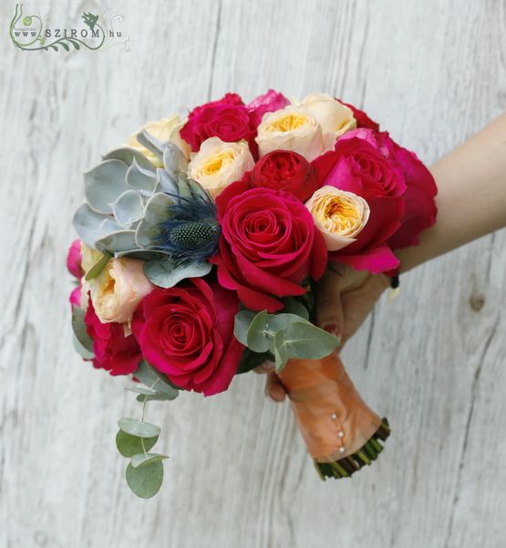 Menyasszonyi csokor (rózsa, angol rózsa, kövirózsa, eryngium, barack, korall, piros) 