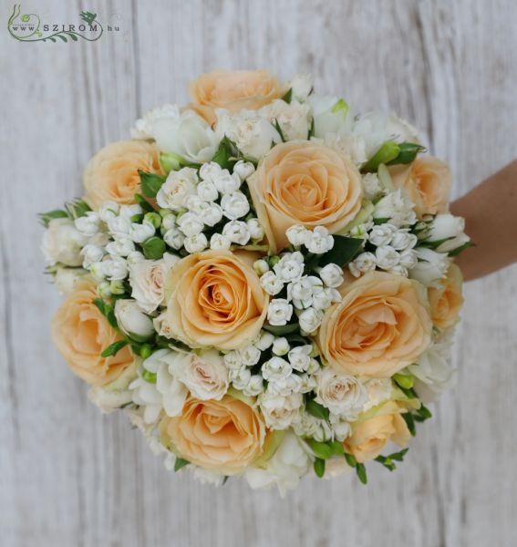 Menyasszonyi csokor ( rózsa, buvardia, bokros rózsa, barack, fehér)