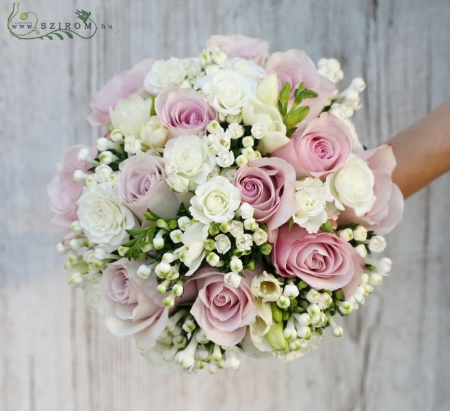 Menyasszonyi csokor (rózsa, frézia, bokros rózsa, bouvardia, fehér, lila)
