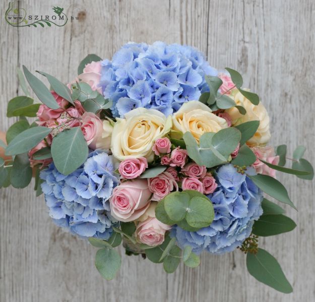Menyasszonyi csokor ( hortenzia, rózsa, bokros rózsa, kék, barack, rózsaszín )