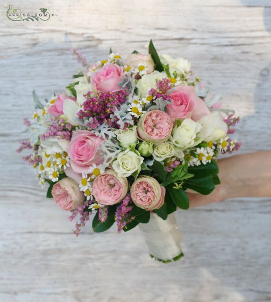 Menyasszonyi csokor ( angol rózsa, rózsa, bokros rózsa, sóvirág, kamilla, rózsaszín, fehér) 