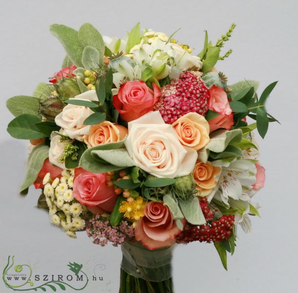 Menyasszonyi csokor (rózsa, alstroméria, cickafark, matricaria, mezei virágok, korall, krém, fehér, barack)