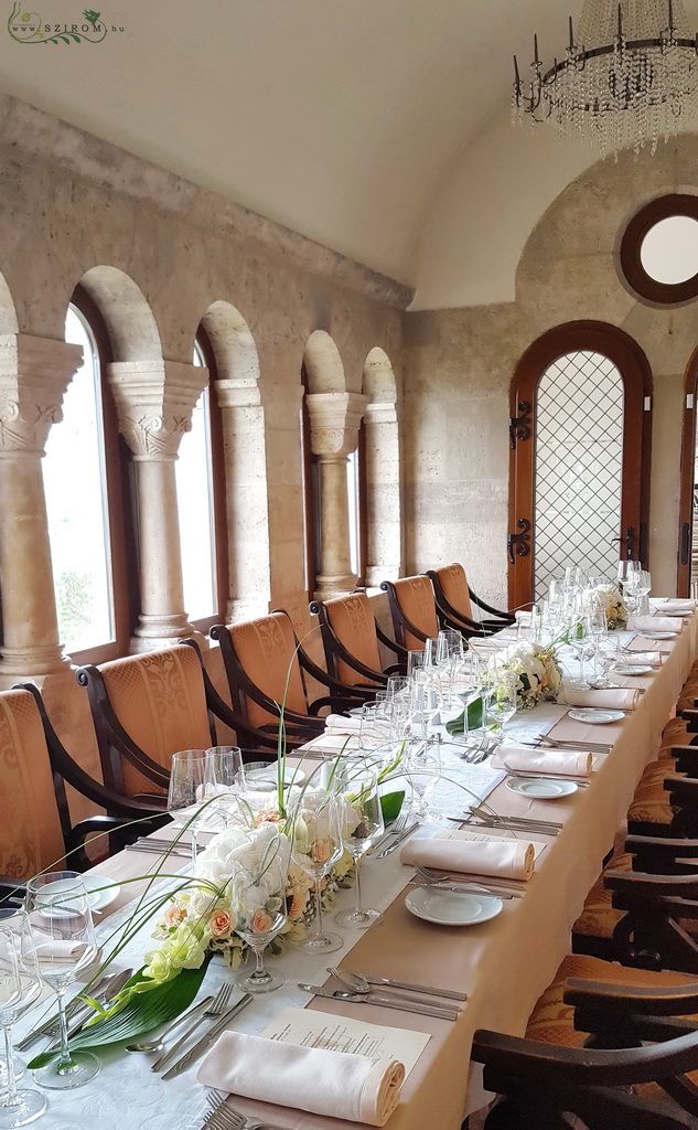 Esküvői hosszú asztaldísz, 1db, Halászbástya Étterem Budapest (hortenzia, rózsa, bokros rózsa, kardvirág, rezgő, fehér, zöld, barack ) 