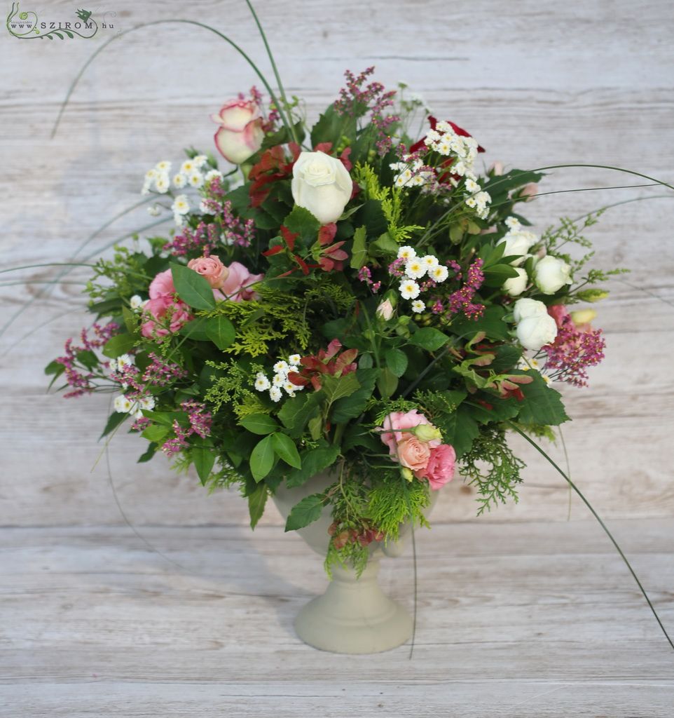 Kő serleg asztaldísz romantikus virágkert nagy kompozícióval (rózsaszín, bordó), esküvő