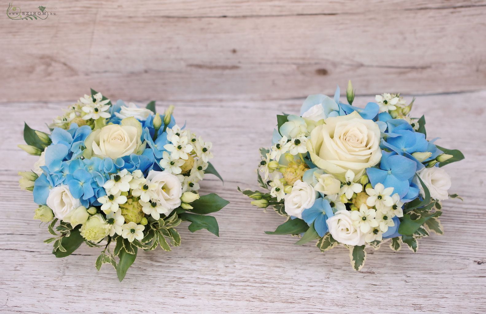 Esküvői asztaldísz kék hortenziával, 1db,  ornithogalummal, fehér rózsával