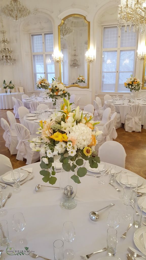 Magas esküvői asztaldísz, Festetics Palota Budapest (kardvirág, hortenzia, liliom, mezei virágok, barack, fehér)