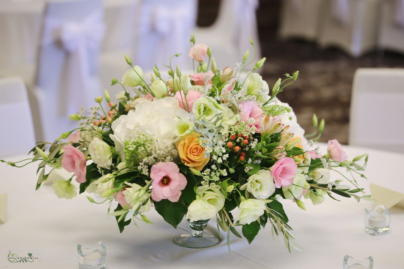 Esküvői asztaldísz, Larus Rendezvényközpont Budapest (liziantusz, rózsa, hortenzia, mezei virágok, rózsaszín, barack, krém)