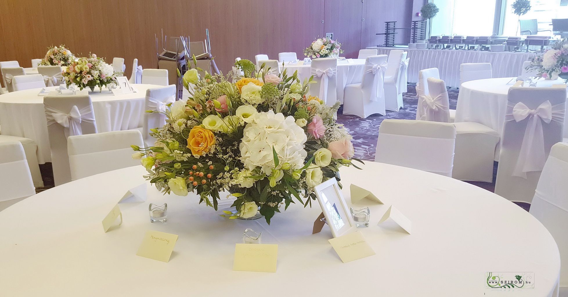 Esküvői asztaldísz, Larus Rendezvényközpont Budapest (liziantusz, rózsa, hortenzia, mezei virágok, rózsaszín, barack, krém)